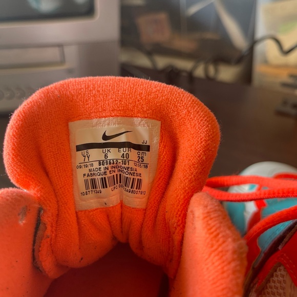 Nike AIR Speed Turf Kid's or White/Mango [Sz 7Y] - Picture 3 of 7